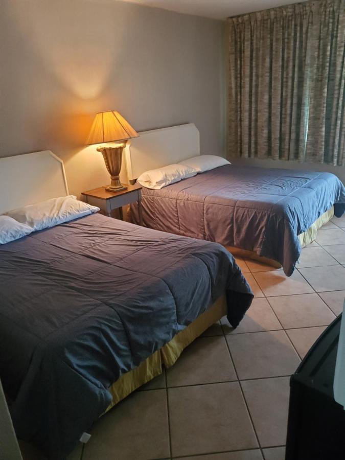 Conty's 2* Naples Manor