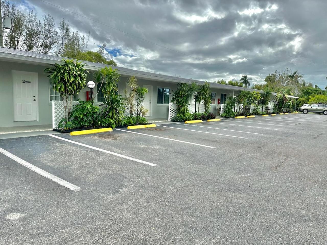 Motel Conty's Naples Manor