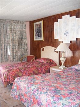Conty's 2* Naples Manor