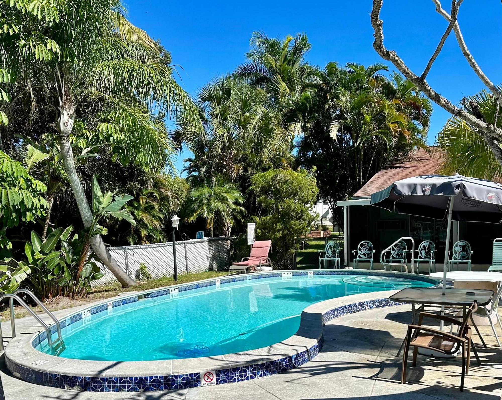 Conty's 2* Naples Manor